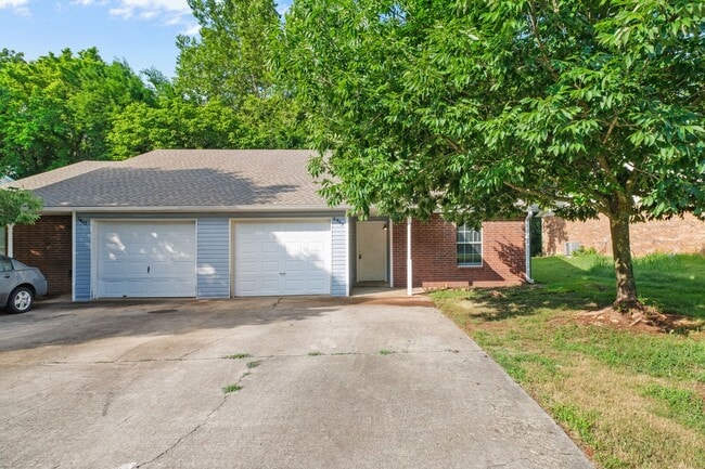 Building Photo - 3 Bedroom 2 Bath Duplex with Garage Rental