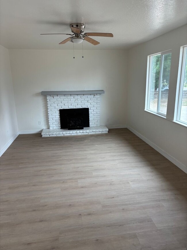 Photo - 4 B/D 2 BA Home in Gridley AVAILABLE NOW!