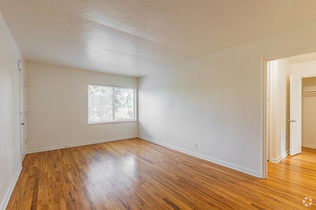 1BR, 1BA - 500SF - Living Room - Powell Gardens Apartments