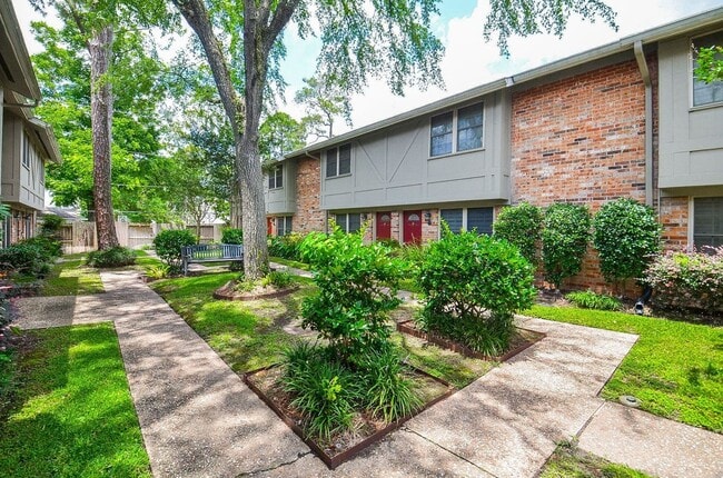 Building Photo - 2 Bedroom Memorial Condo with Utilities Included