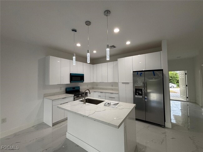 Photo - 729 Lamar St E