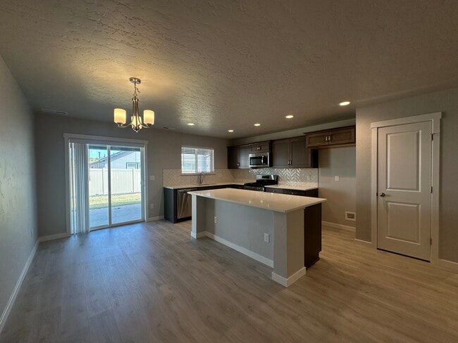 Photo - 1990 Cashel St