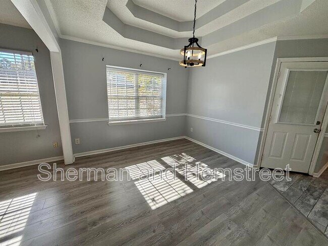 Photo - 666 Wellington Dr