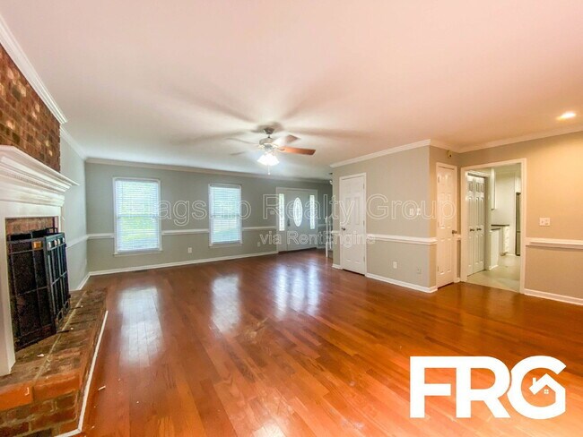 Photo - 305 Smith Pl