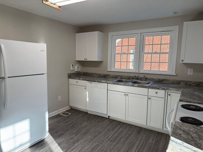 Photo - 3 Bedroom 2 Bath in Garden City