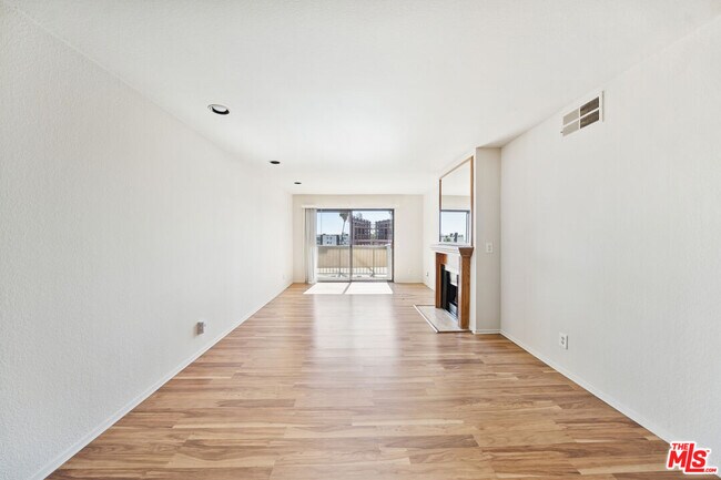 Photo - 1519 N Martel Ave Unidad 204