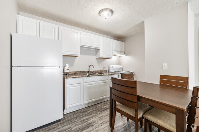 2BR, 1BA - 720SF - Kitchen