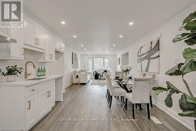 Photo - 16 Upper Canada Dr