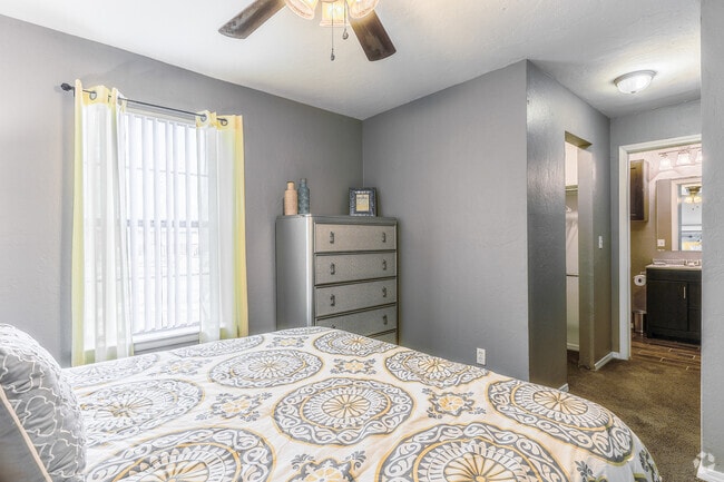 Oxford Oaks Apartments