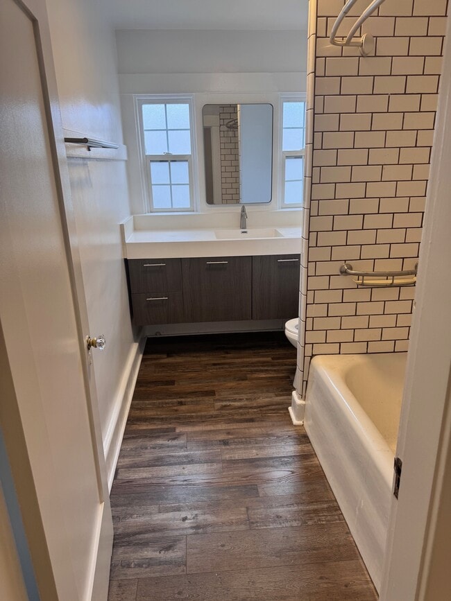 Bath - Wall hung vanity, tub with curved rod - 1261 1/2 S Plymouth Blvd Unit 1261.5