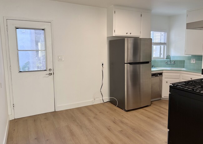 Side entrance - 1436 Manhattan Beach Blvd Unit B