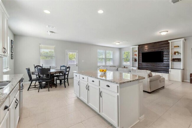 Photo - 112 Silver Springs Bend