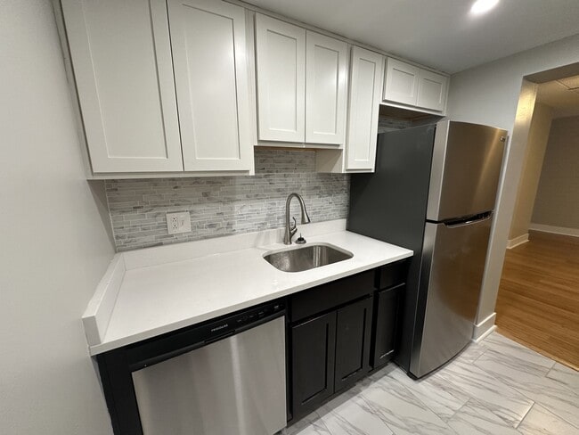 Photo - CHATEAUGAY APARTMENTS -- 004