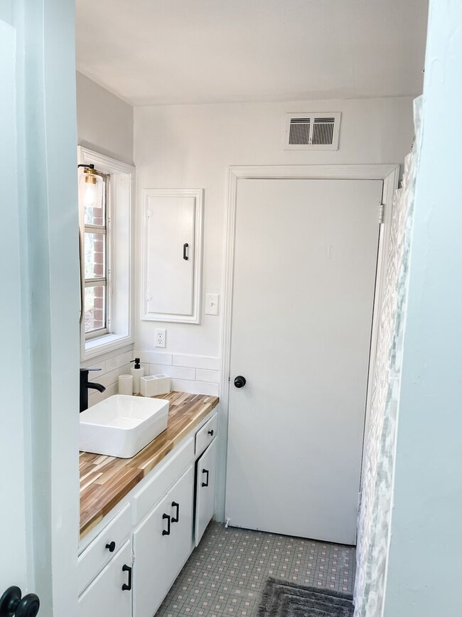 Photo - Charming Apt near Savannah's Historic Dist... Unit 23 Berkley  1