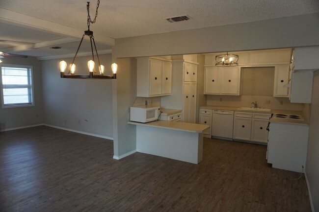 Photo - 3/2/2 07/14 Move In