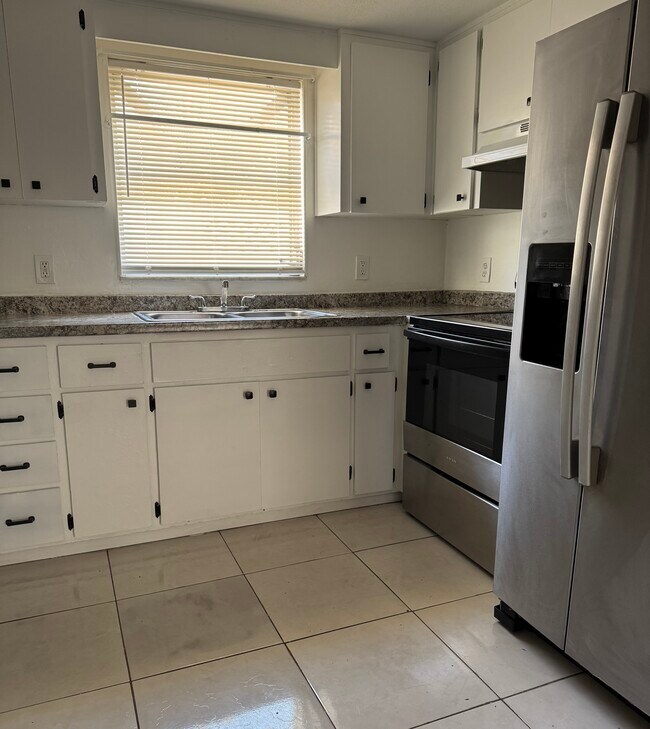 Kitchen - 3074 Brookview Ave Unit A