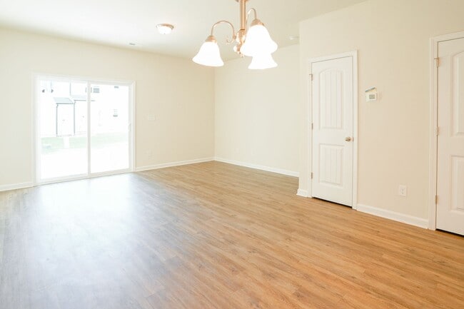 Photo - 2 Bed/2.5 Bth Townhome -Close to Downtown ...