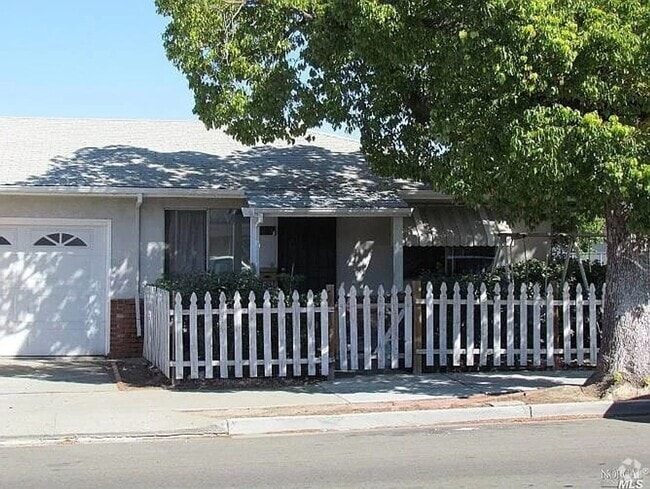 Building Photo - 1613 G St Rental