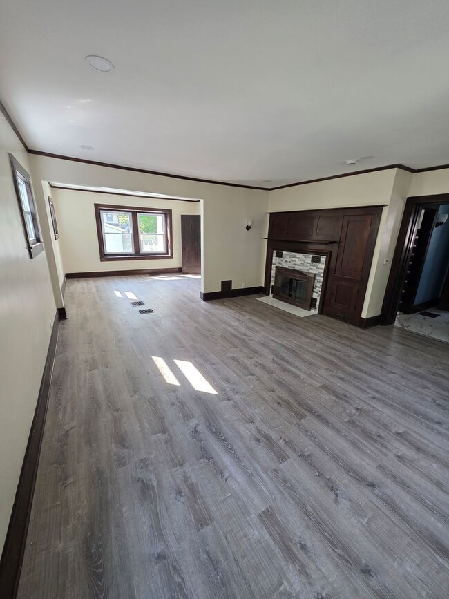 Building Photo - Spacious 4-Bedroom, 1½ Bath Single-Family ... Rental