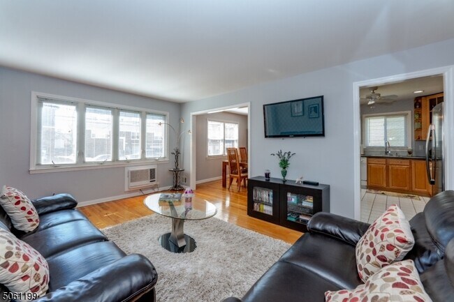 Photo - 887 Hobson St