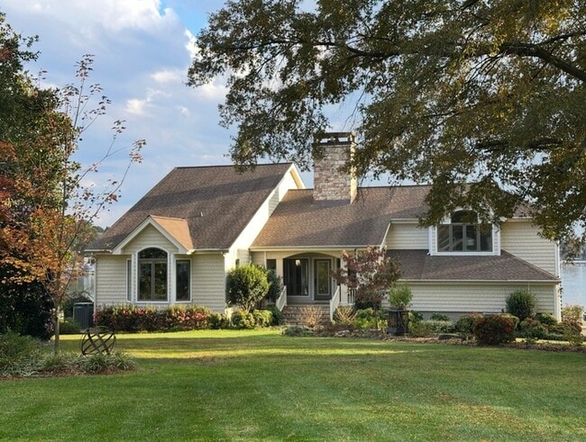 Building Photo - Stunning Waterfront Home!