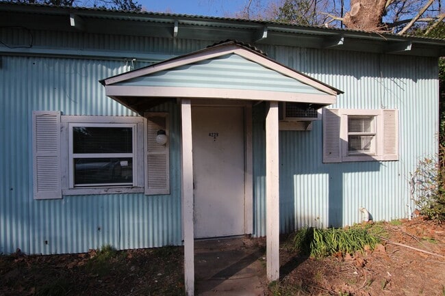 Available Now! 2 Bedroom, 1 Bath (Plus Bon... - Available Now! 2 Bedroom, 1 Bath (Plus Bon... Unit A