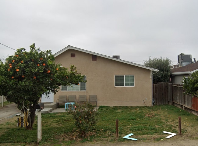 Building Photo - 635 Perfidia St