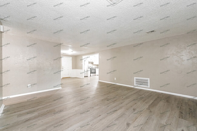 Photo - 1100 Locust Dr