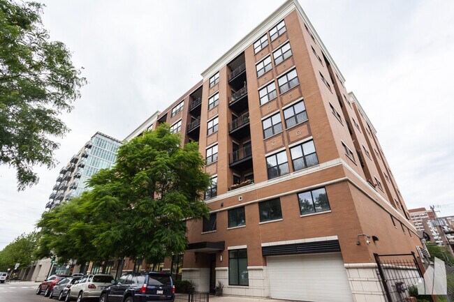 Building Photo - 950 W Leland Ave Rental