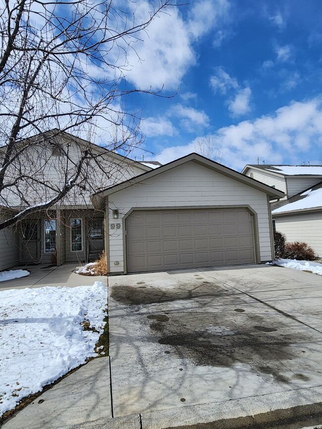 Photo - Beautiful 3 Bedroom, 2 Bathroom Home in Aspen Place!