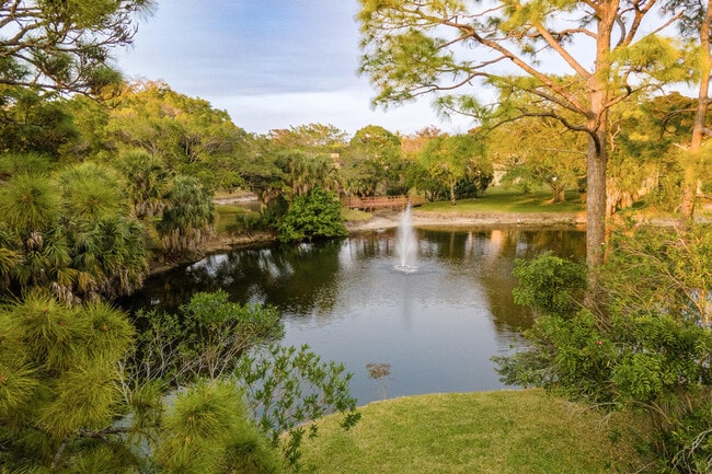 Building Photo - 930 SW 9th St Cir Unit 205