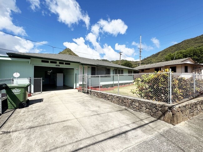 Building Photo - Small Dog Friendly Palolo House