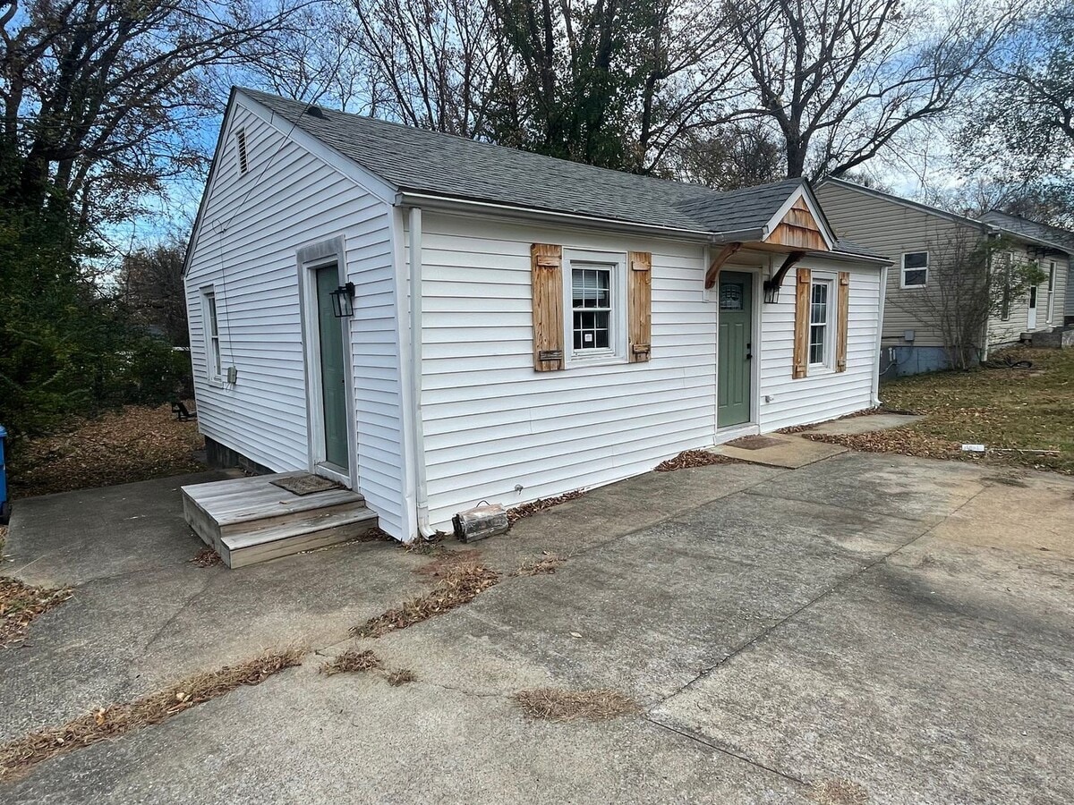 Photo - 2 Bedroom Pet Friendly Home For Rent Near Madison Street!