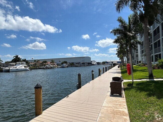 Building Photo - Updated 1 Bed/1.5 Bath Near the Beach! Gre... Rental