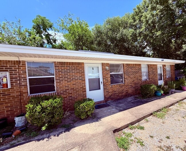 Building Photo - New Listing!