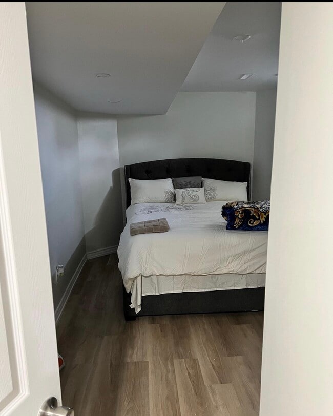 Chambre suffisamment grande pour accueillir un lit King size - 97 Williamson Dr Unité Newly renovated basement