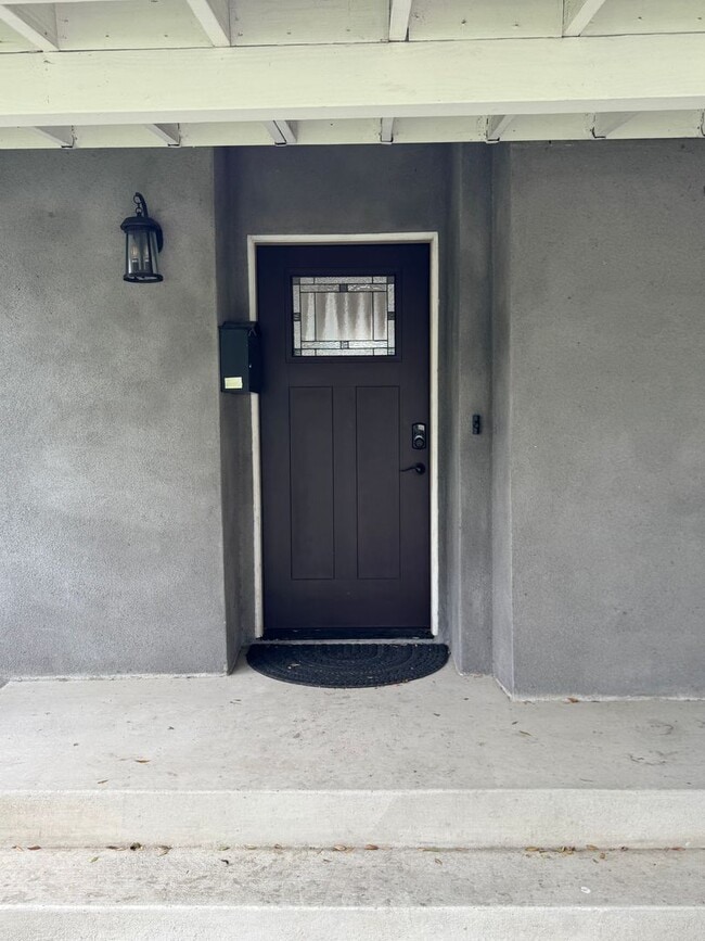 Photo - Beautiful 3 bedroom 2 bath Pool Home...  this one is a SHOW STOPPER