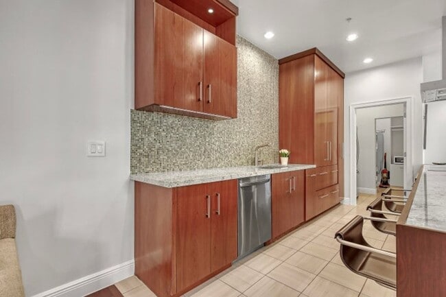 Building Photo - 72 SE 6th Ave