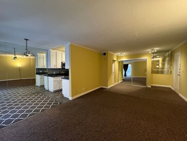 Centrally located Condo in a desirable nei... - Centrally located Condo in a desirable nei...