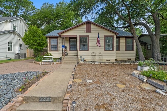 Photo - 3206 Kerbey Ln