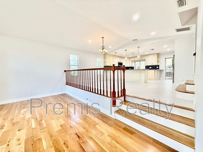 Photo - 957 Weathersfield Dr