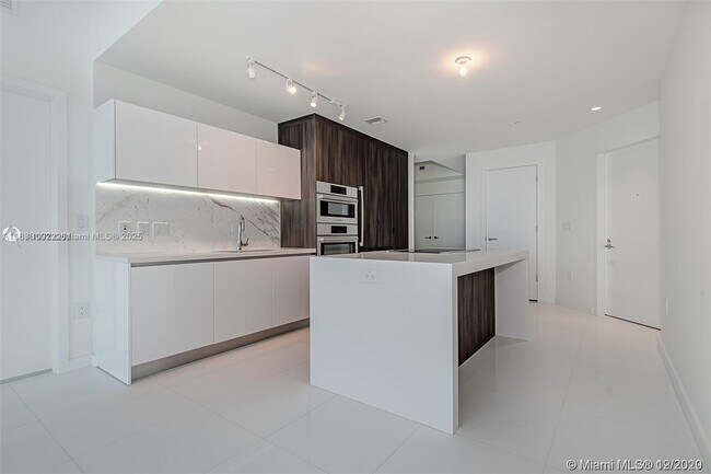 Photo - 851 NE 1st Ave Unidad 1608