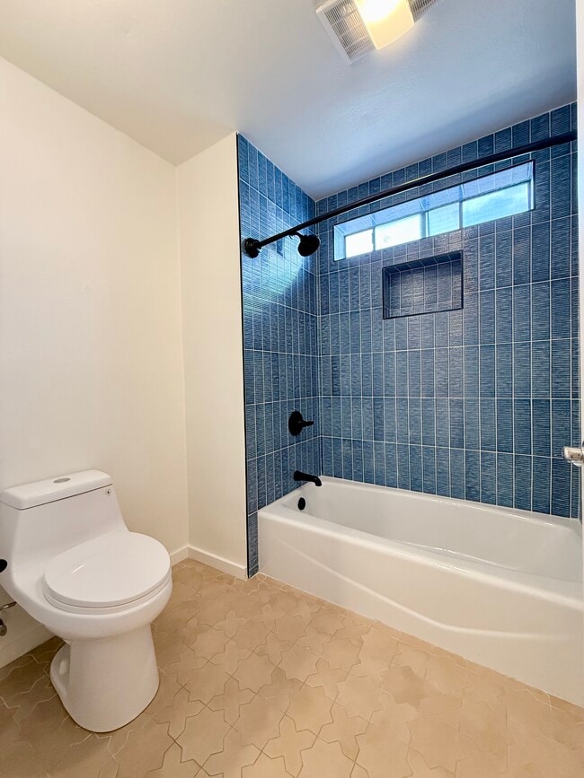 Baño de la unidad 111 - Remodelado - Mansfield Terrace Apartments