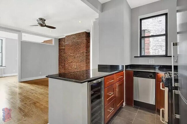 Photo - 248 Mott St Unidad 3R