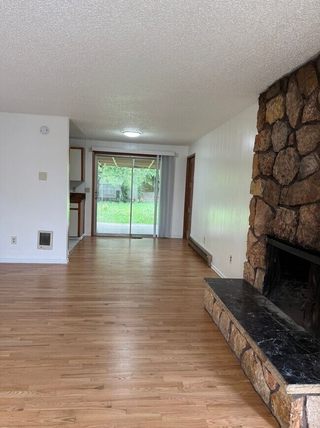 Photo - Great location in Milwaukie, OR! 3 bedroom 1 bath home with a large yard!