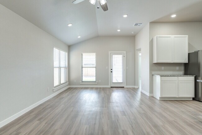 Photo - Wonderful 4/2/2 in Bell Farms!