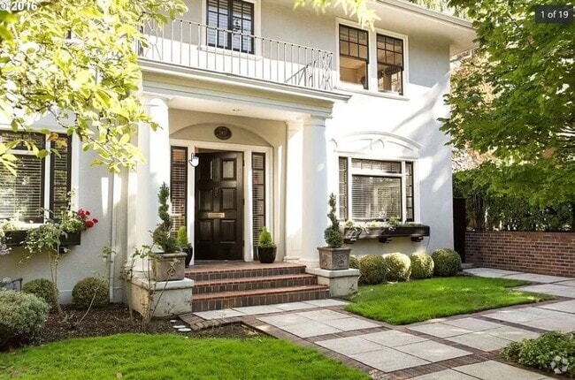 Building Photo - Stunning West Hills 5 bedroom Home with st...