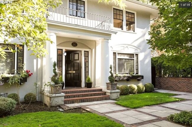 Stunning West Hills 5 bedroom Home with st... - Stunning West Hills 5 bedroom Home with st...