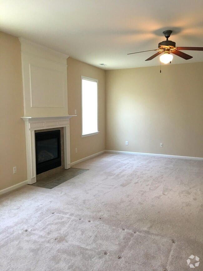 Building Photo - Lovely 4 bedroom/2.5 bath Home