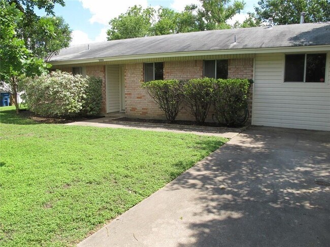 Building Photo - 1213 S Meadows Dr